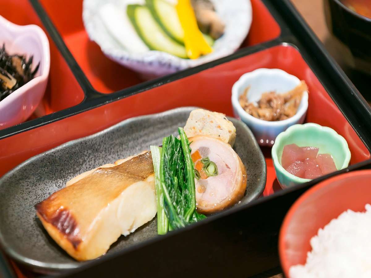 【朝食】焼き魚に小鉢が2種類、ぬか漬け野菜と炊き立てのご飯が嬉しいおかず和膳をご用意しております。