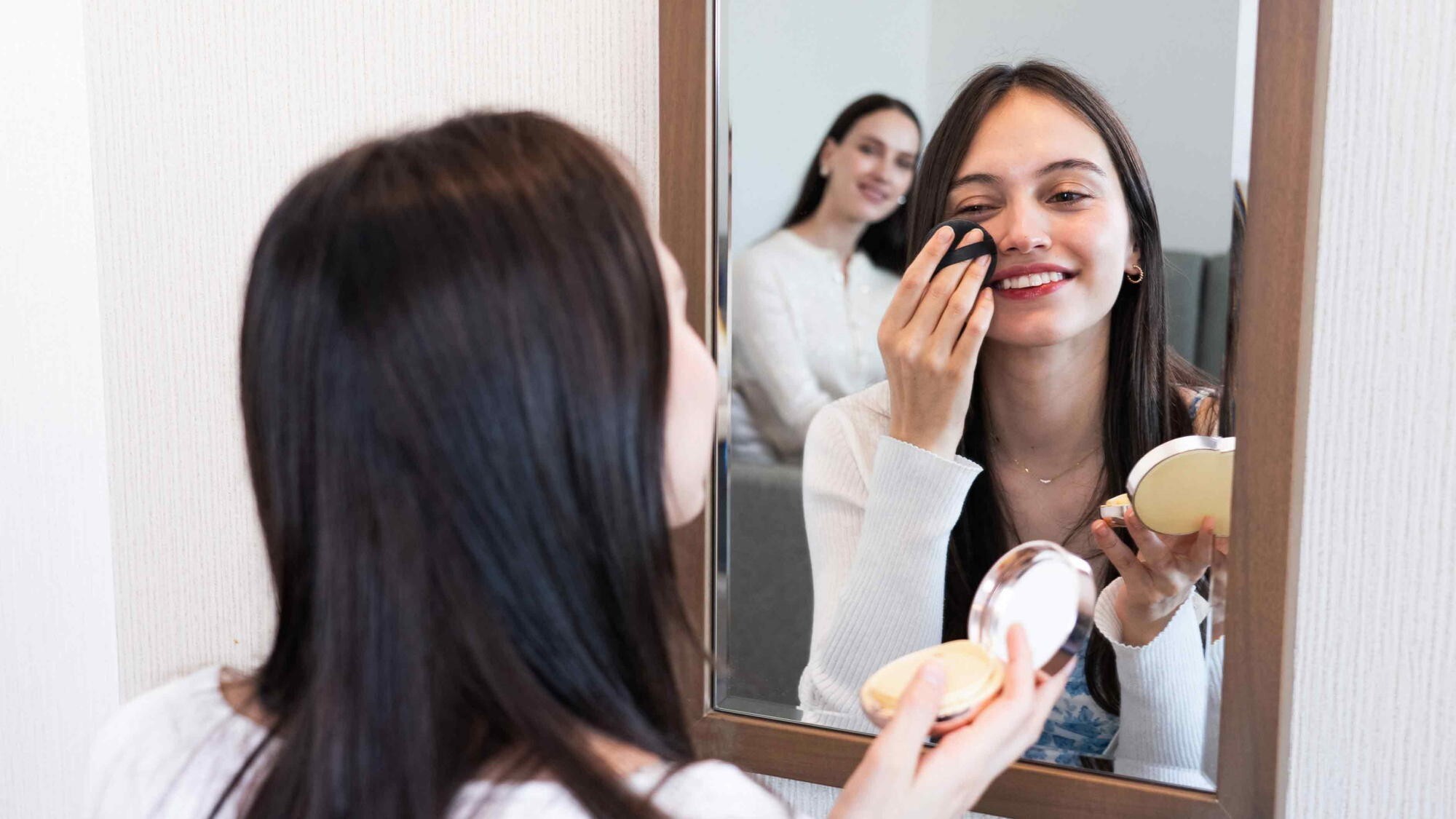 鏡があり、快適にお支度いただける空間