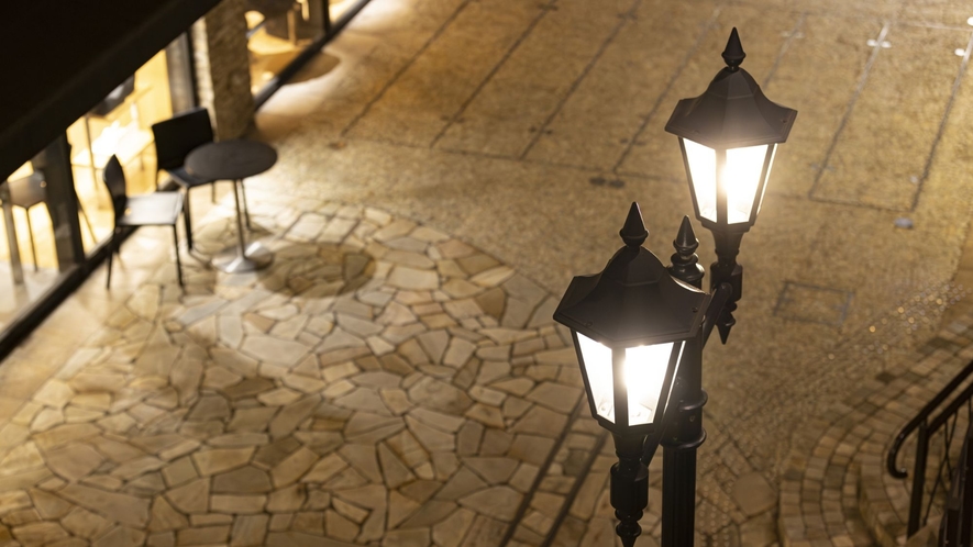 【パサージュ青山】南欧風の街並みをイメージさせる街灯