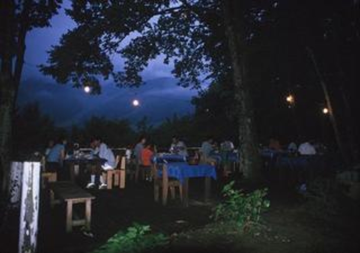 涼しげなテラスで夕食