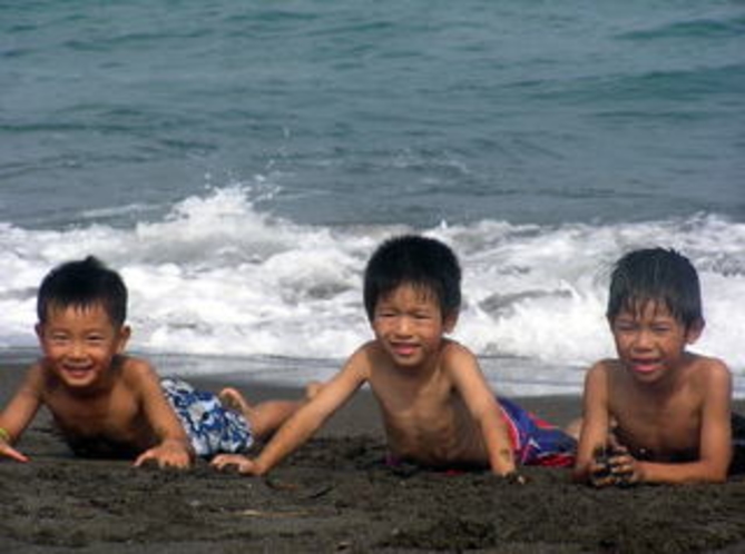 海で遊ぶ子供達