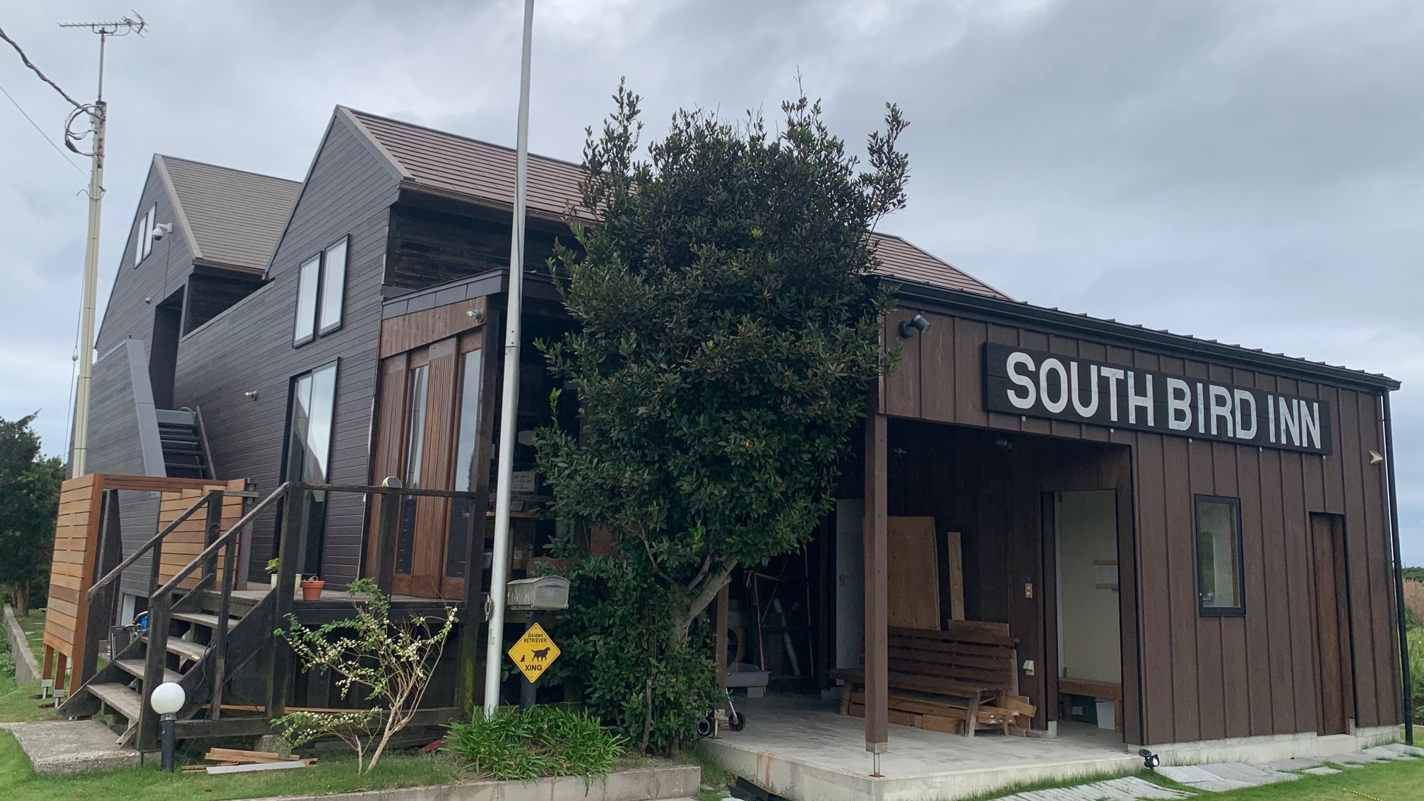 建物外観：正面から北側面