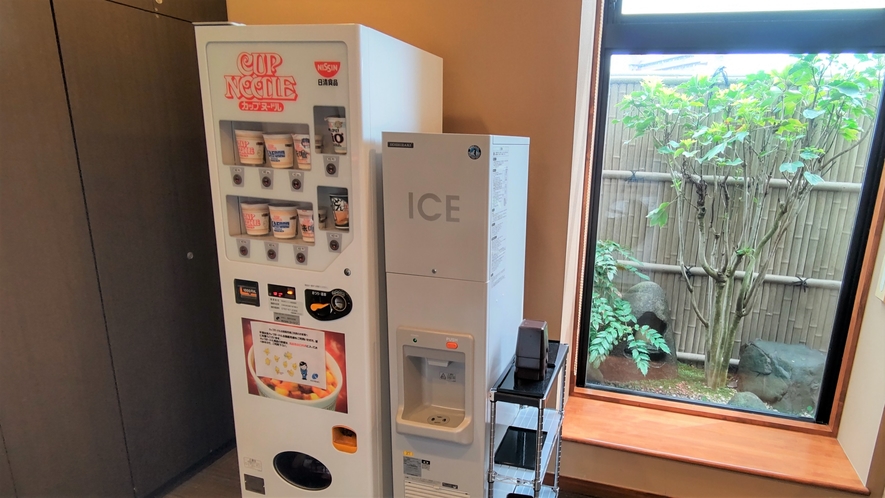 １階リラクゼーションコーナーの製氷機・カップラーメン