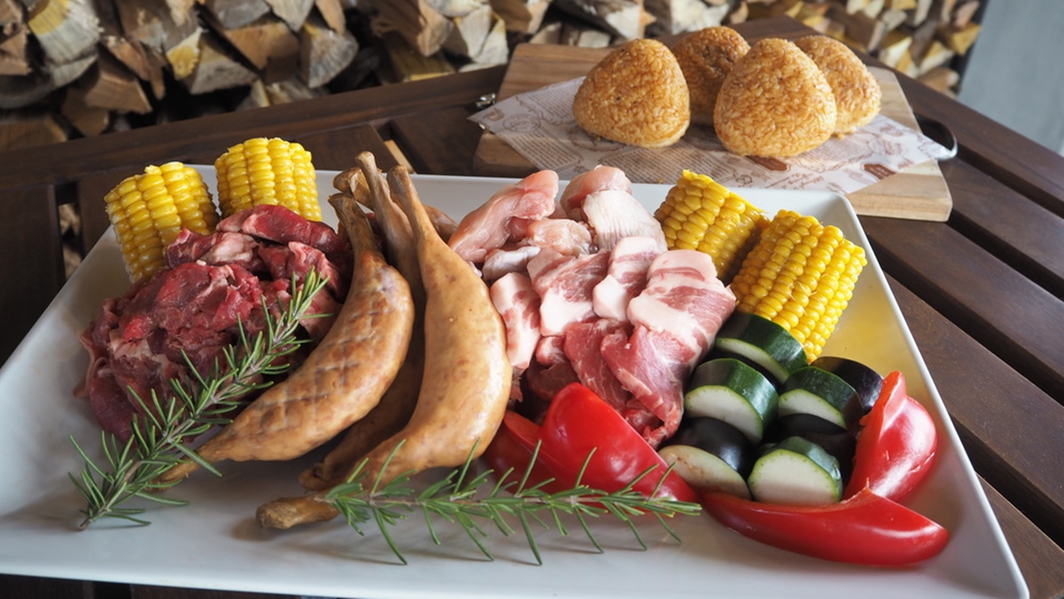 【お手軽BBQ】屋根付き＆スタッフのサポートで快適！お肉・野菜などの定番食材セット＜1泊2食付き＞＊