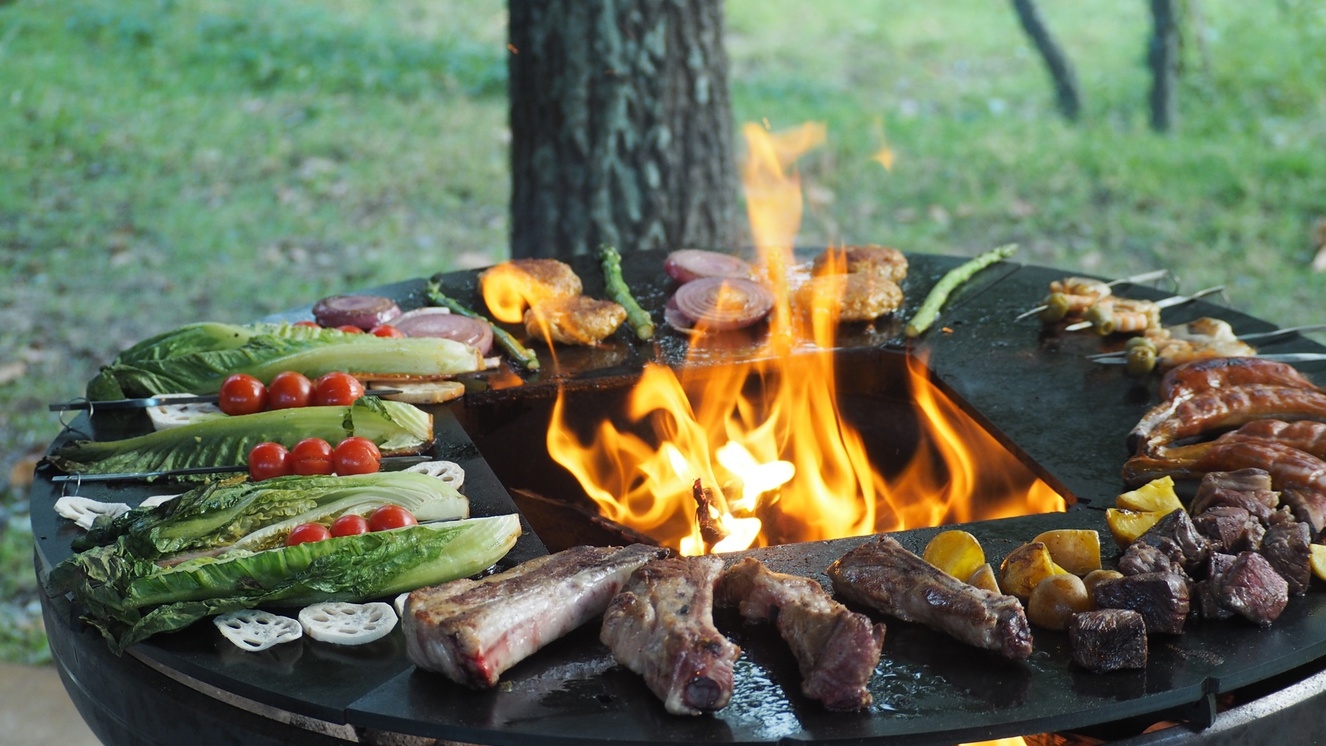 【冬BBQ】薪焼きあったか！牛ステーキや海鮮プロシェットなど。弾ける音と香りで食欲そそるBBQ