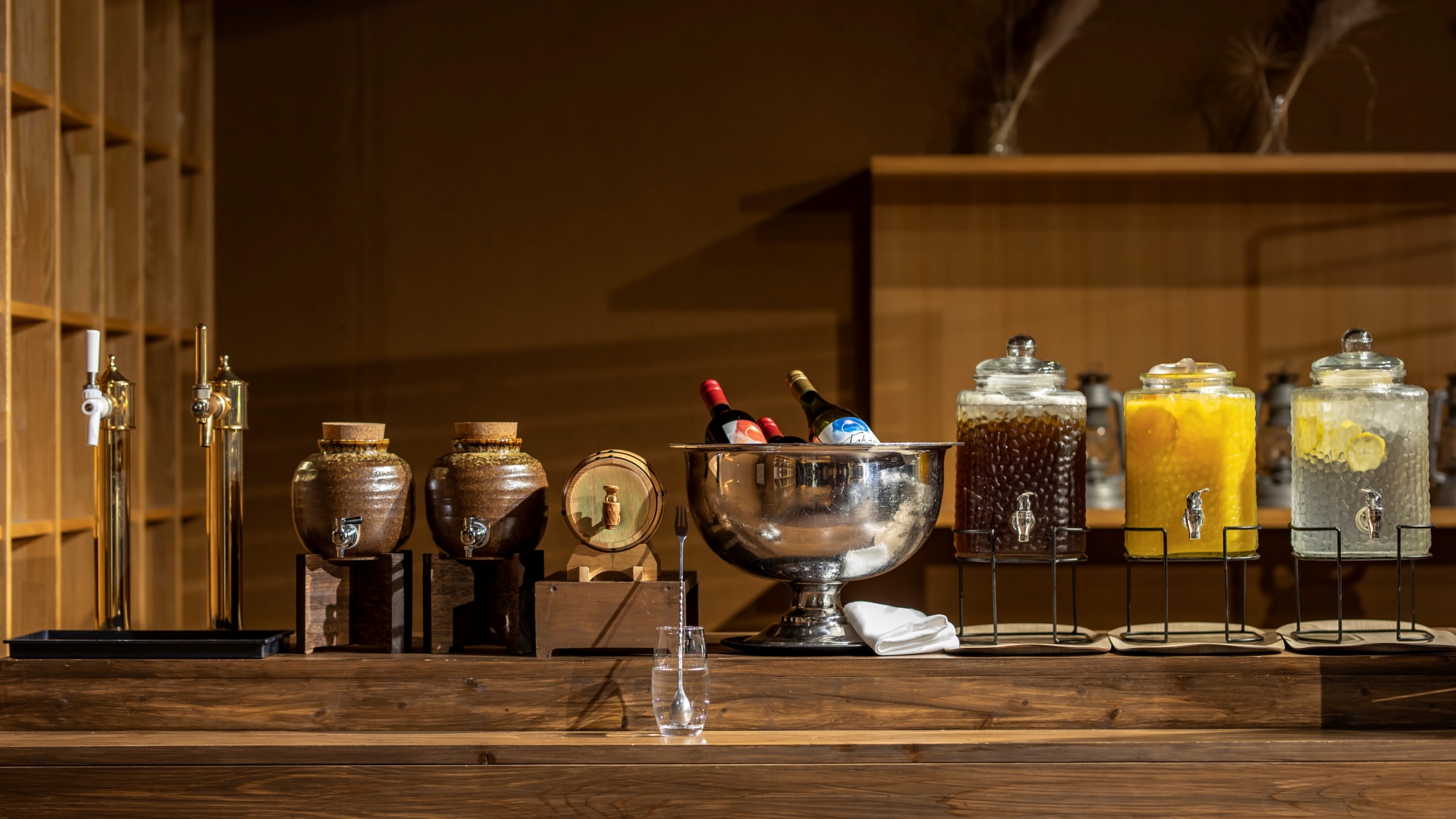 *【Night Bar】各種アルコールやソフトドリンクをご用意(本館1F。21:00〜23:00)