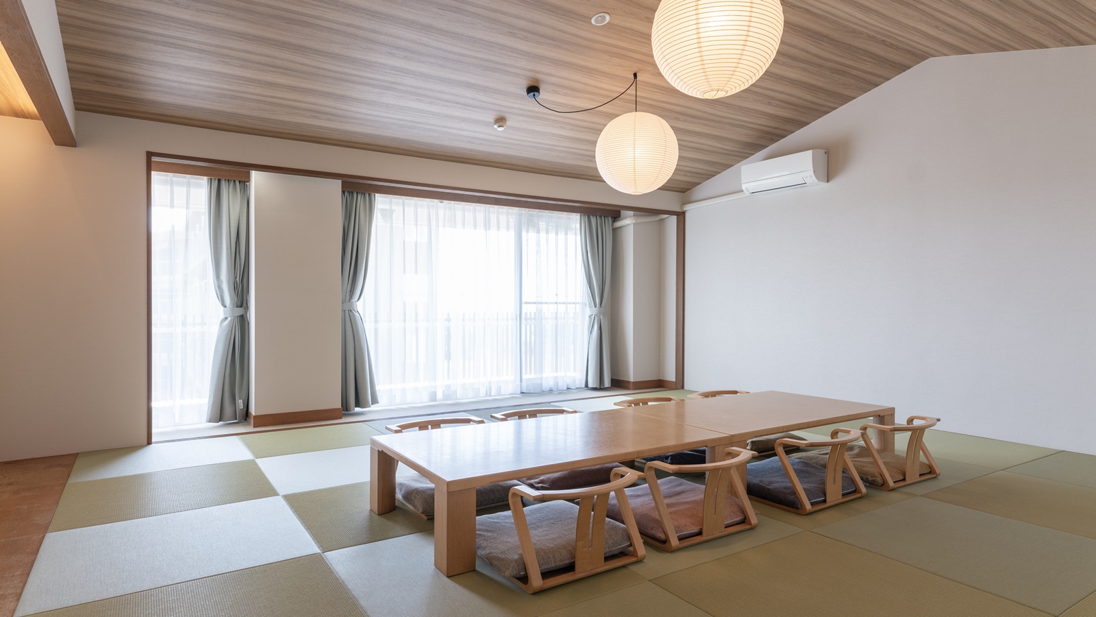 The Day Osakaの本館和室18畳の客室写真