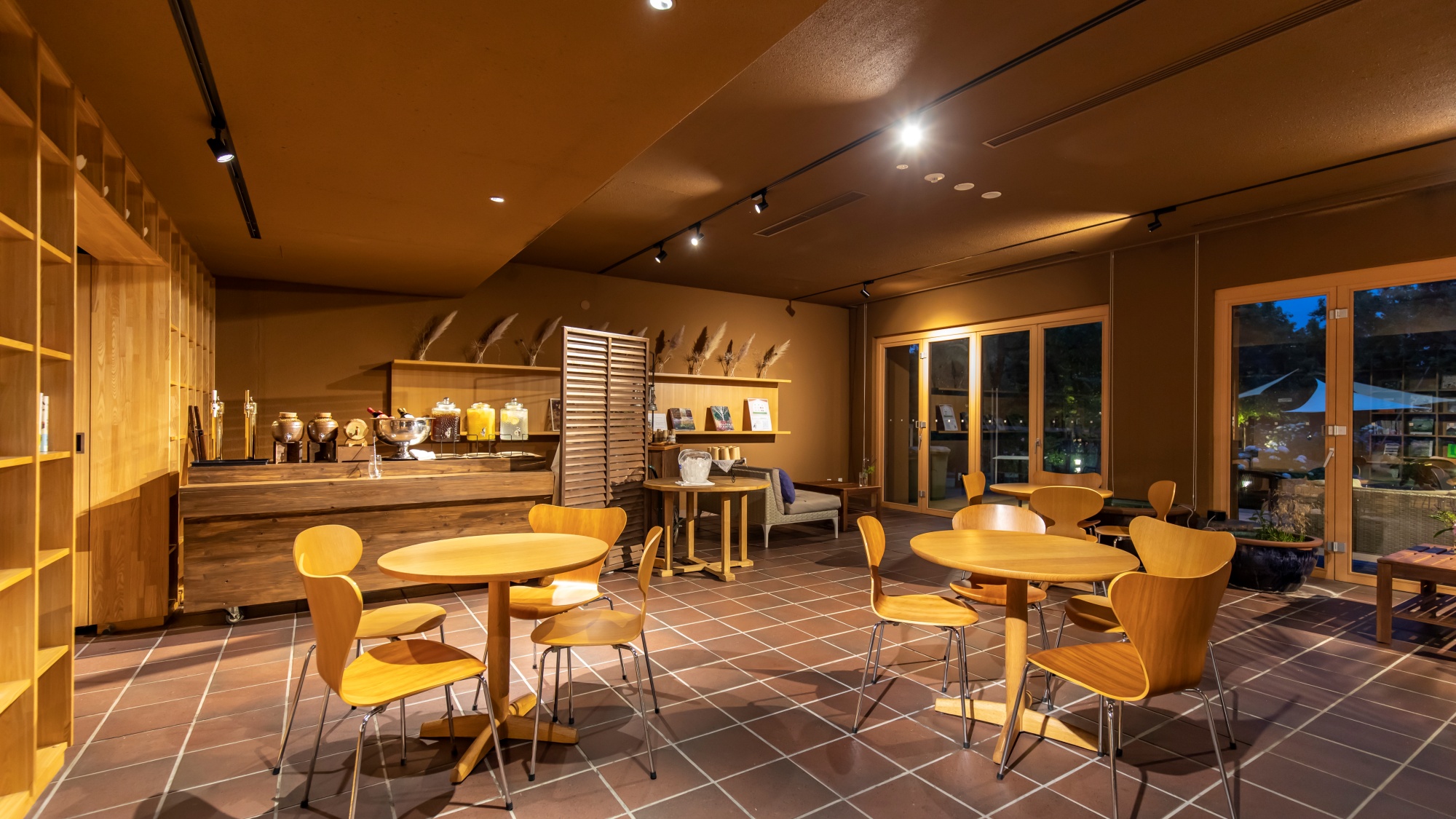 *【Night Bar】各種アルコールやソフトドリンクをご用意(本館1F。21:00〜23:00)