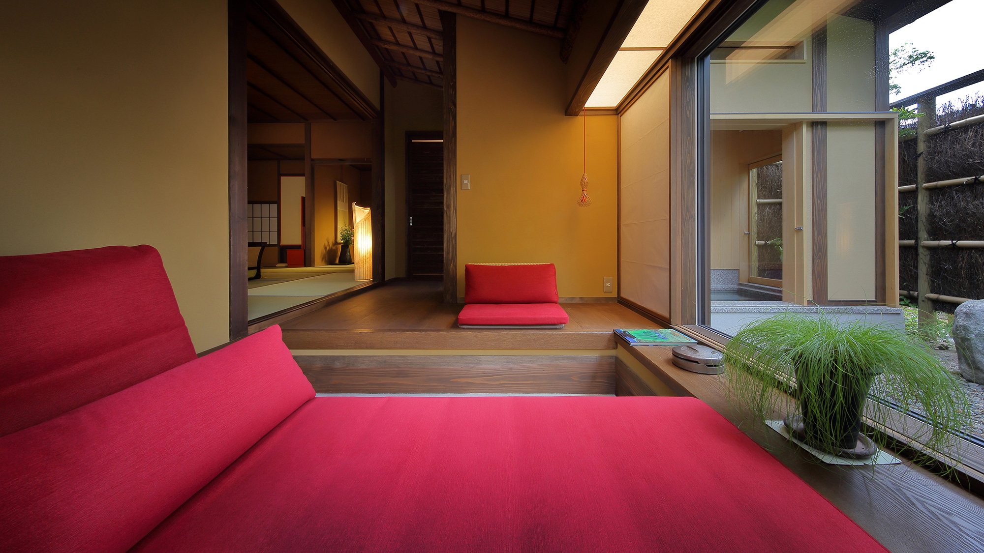 離れ「離塵境」　主室(11.5畳）＋デイベッド＋温泉半露天風呂