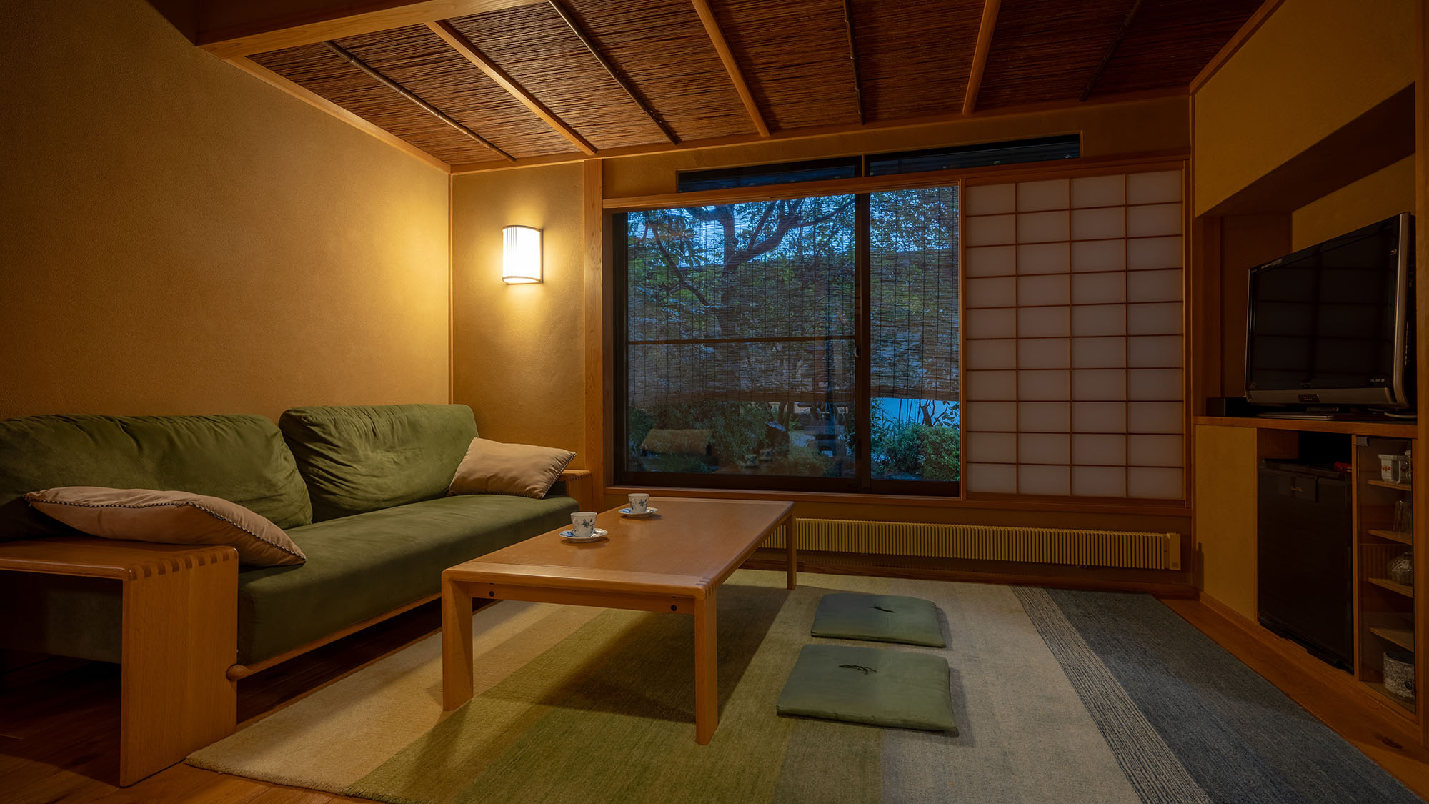 【東亭和スイート-温泉半露天風呂タイプ】リビングルーム