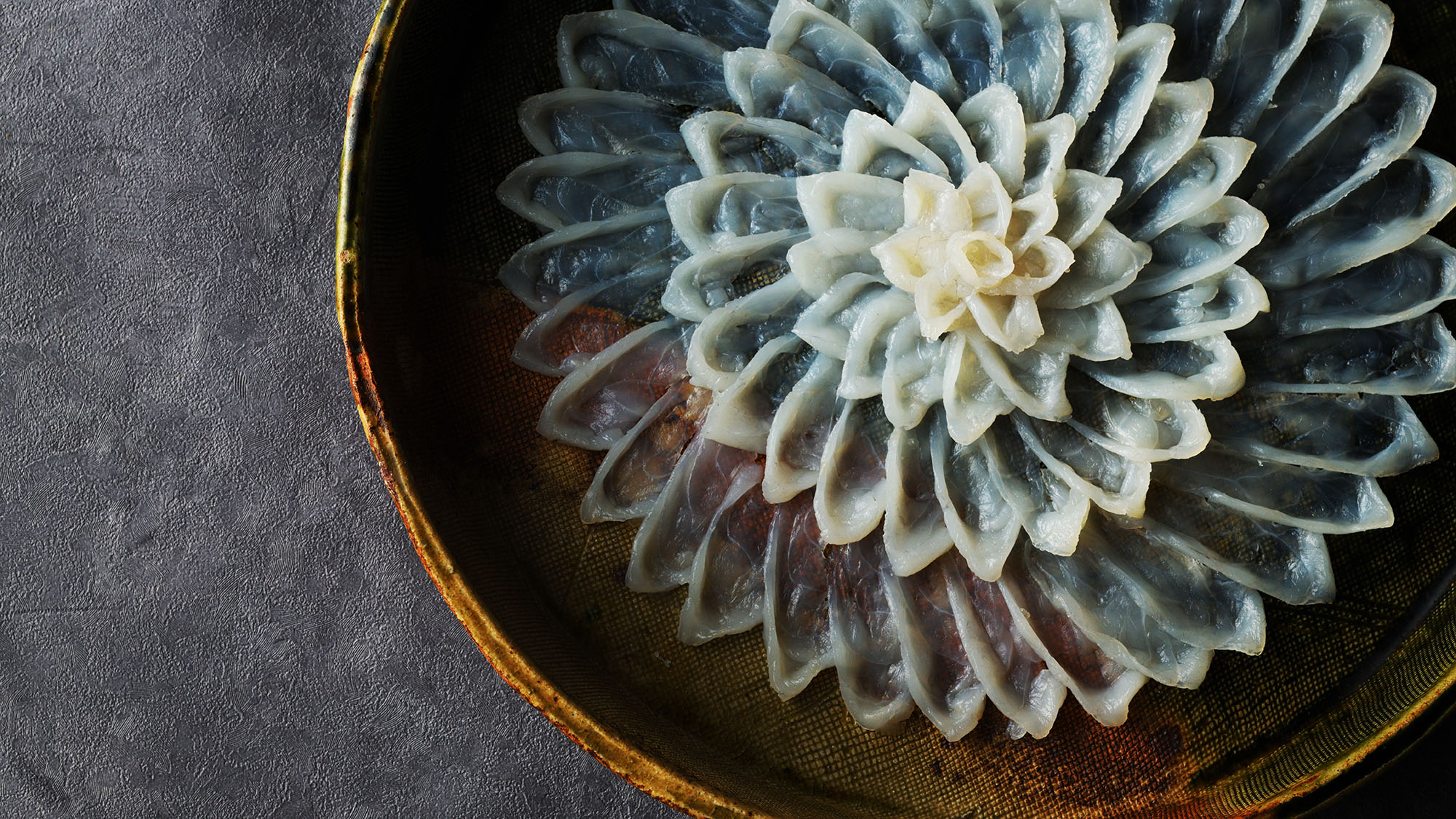 【庄内とらふぐ-ふぐ刺し】透き通る身の美しさと上品な旨みの余韻が、まさに冬の庄内を代表する至福の一皿