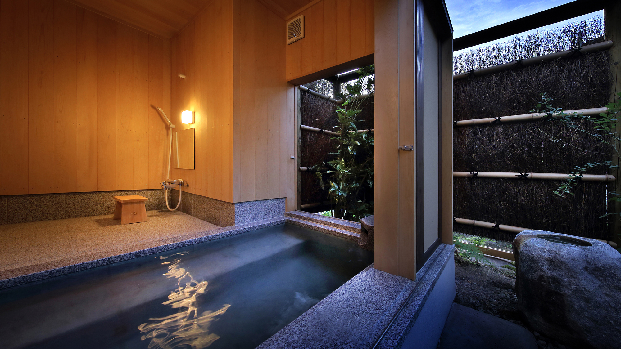 離れ「離塵境」　主室(11.5畳）＋デイベッド＋温泉半露天風呂