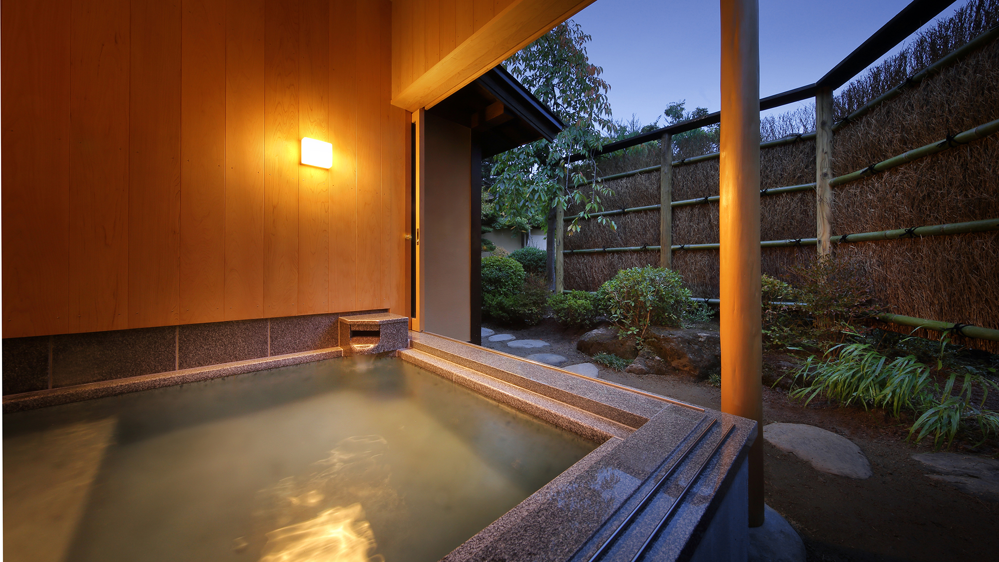 離れ「離塵境」　主室＋次の間＋縁側＋温泉半露天風呂