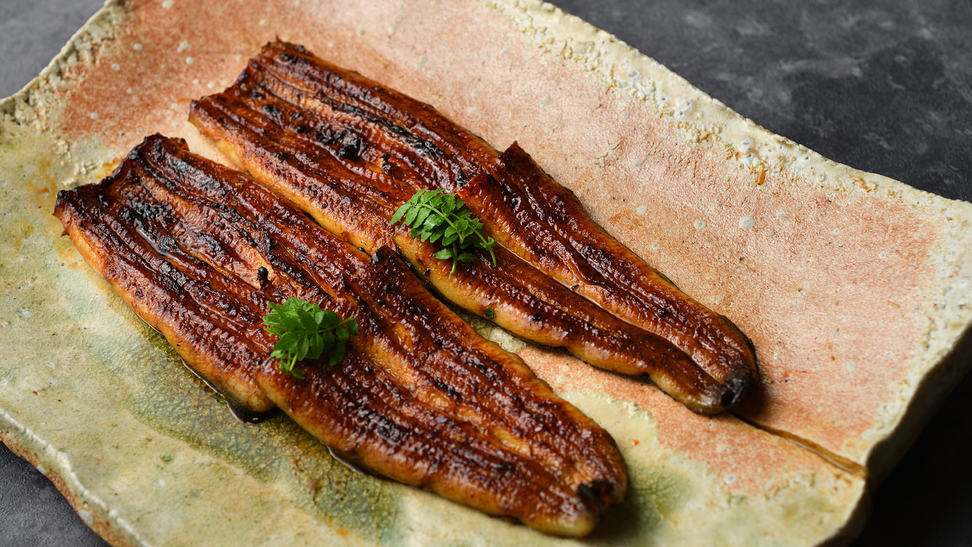 【鰻の蒲焼き】前身の「鰻や」より100余年。一子相伝、六代続く伝統の味。当館のスペシャリテ