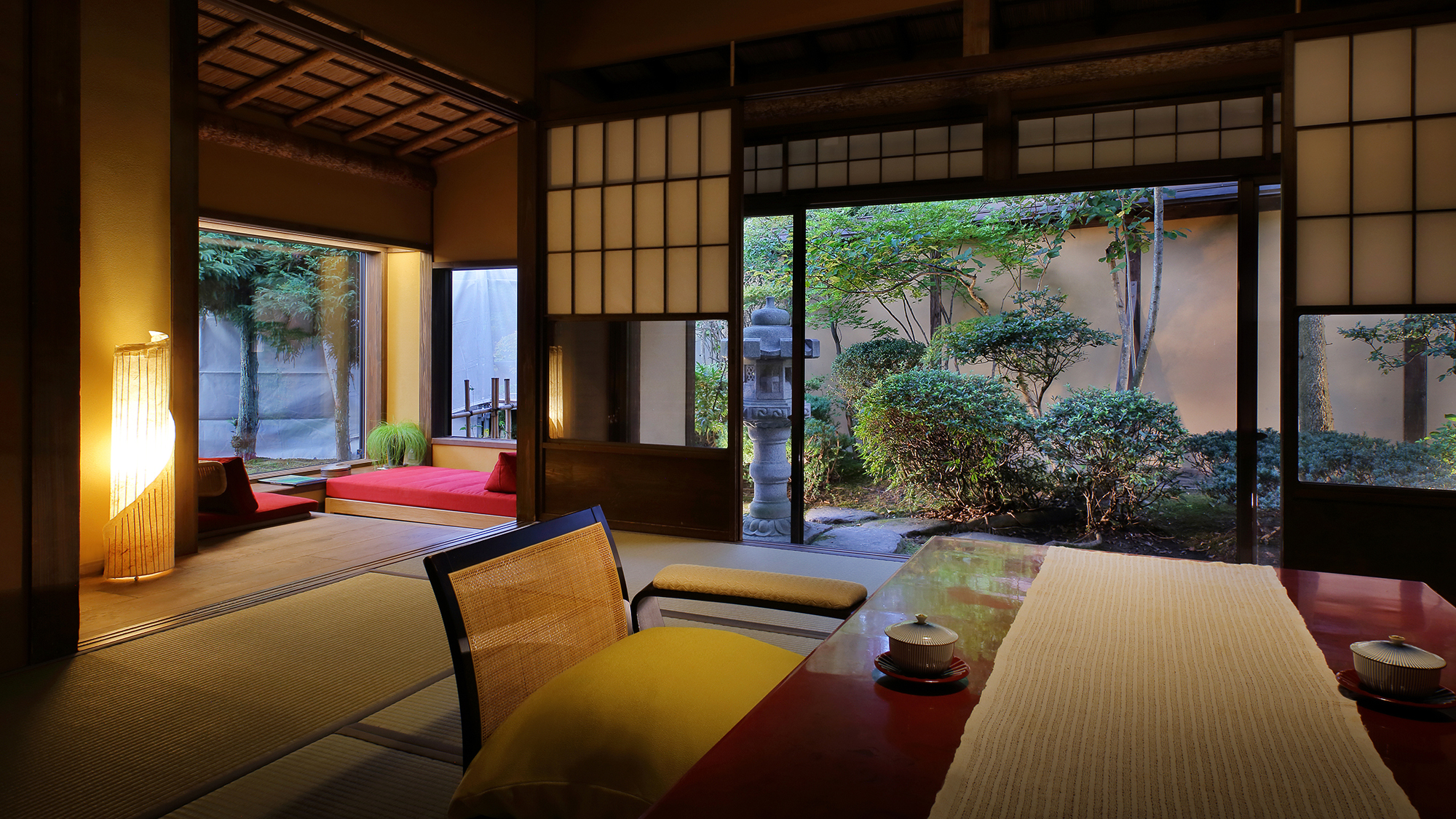 離れ「離塵境」　主室(11.5畳）＋デイベッド＋温泉半露天風呂