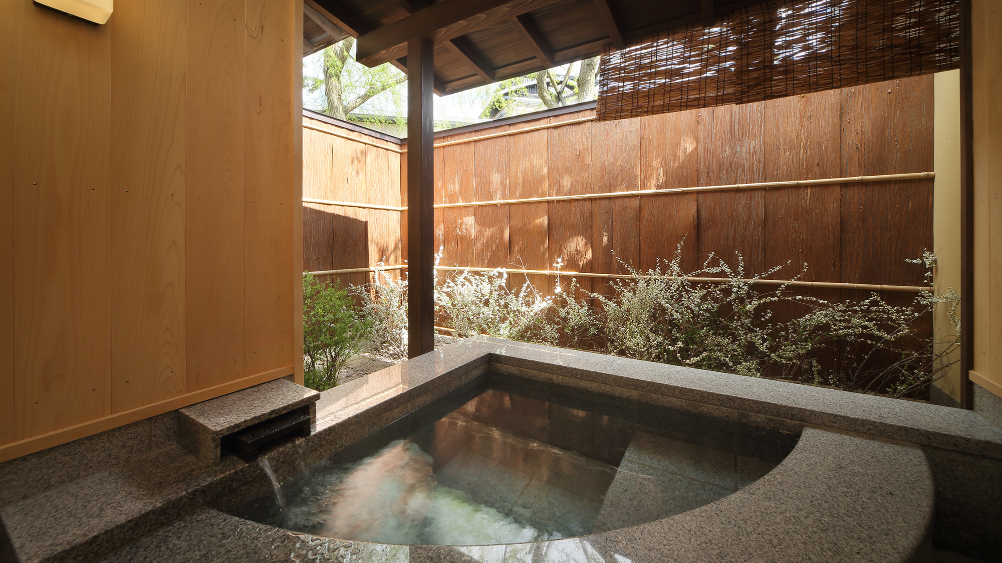 離れ「離塵境」　主室＋次の間＋縁側＋温泉露天風呂