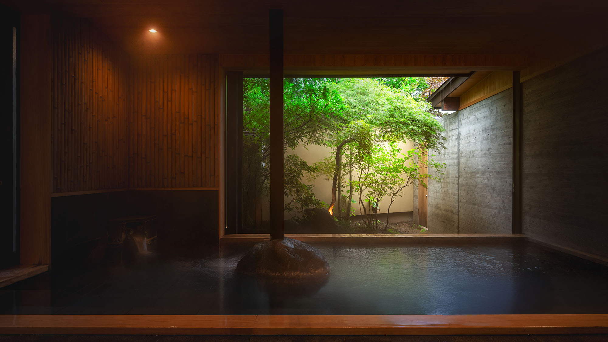 【大浴場】湯に浸ることはもちろん、天童の紅葉を眺めながら、心ほどけていくような安らぎを。