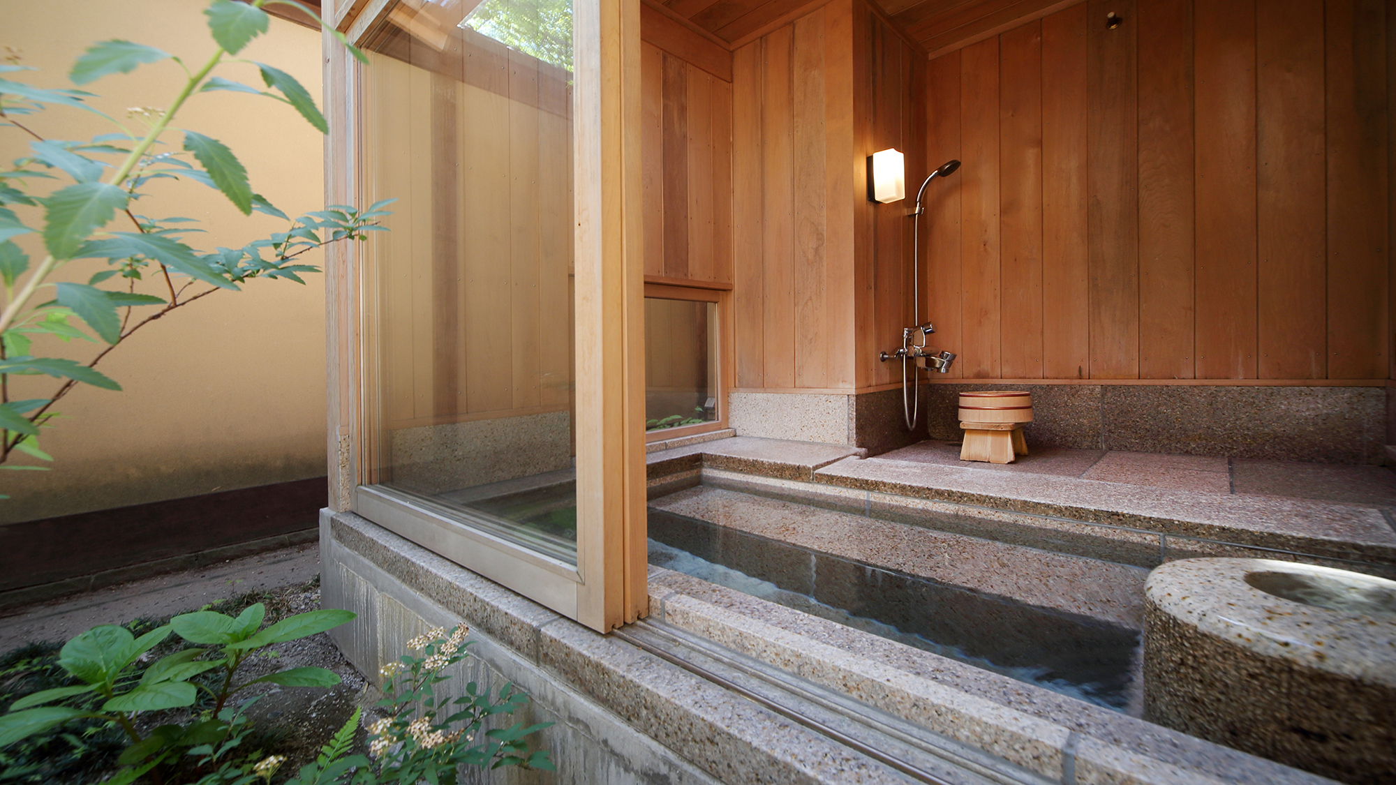 離れ「離塵境」　主室(9.5畳）＋広縁（チェアー＋オットマン）＋温泉半露天風呂