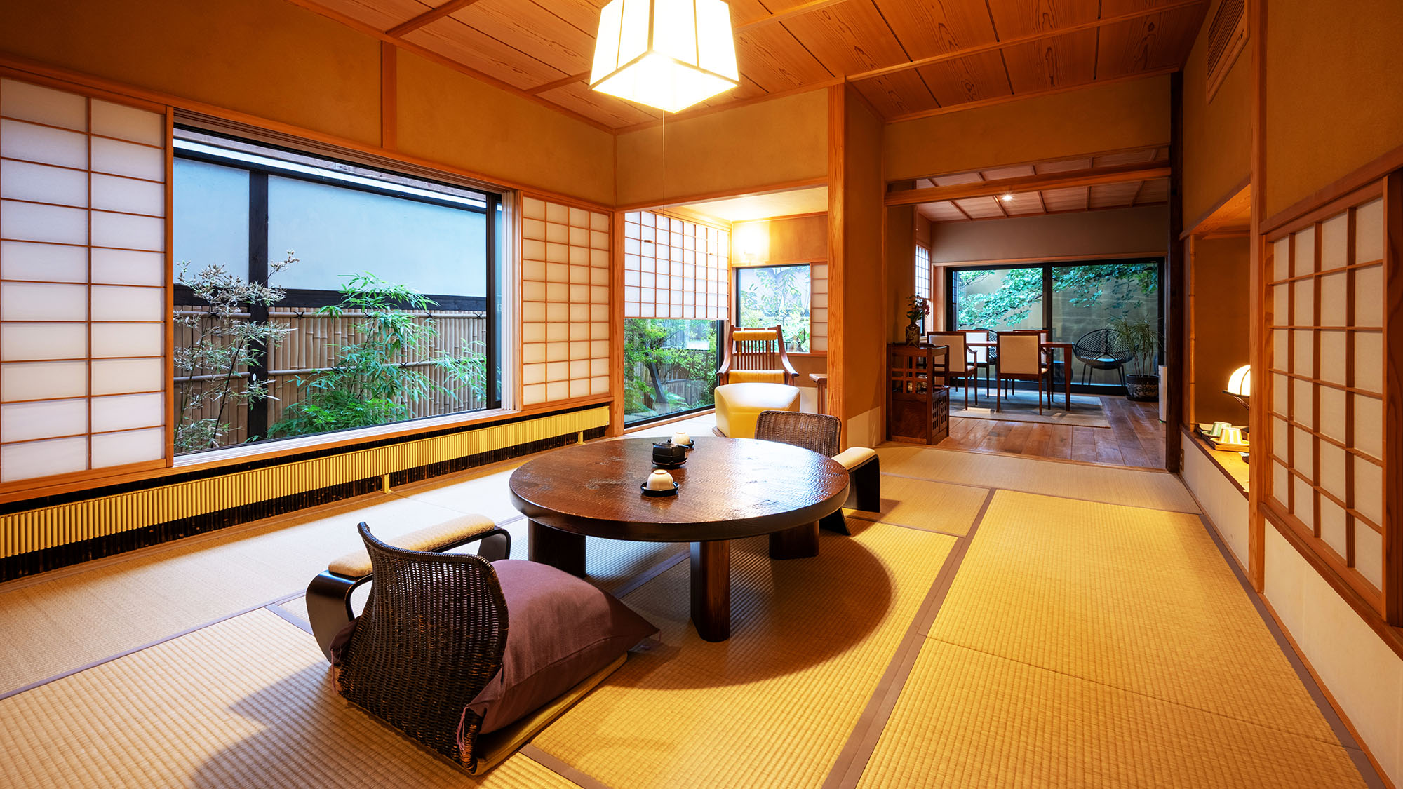 【東亭和スイート-温泉露天風呂タイプ】　ベッドルーム＋リビング＋和室