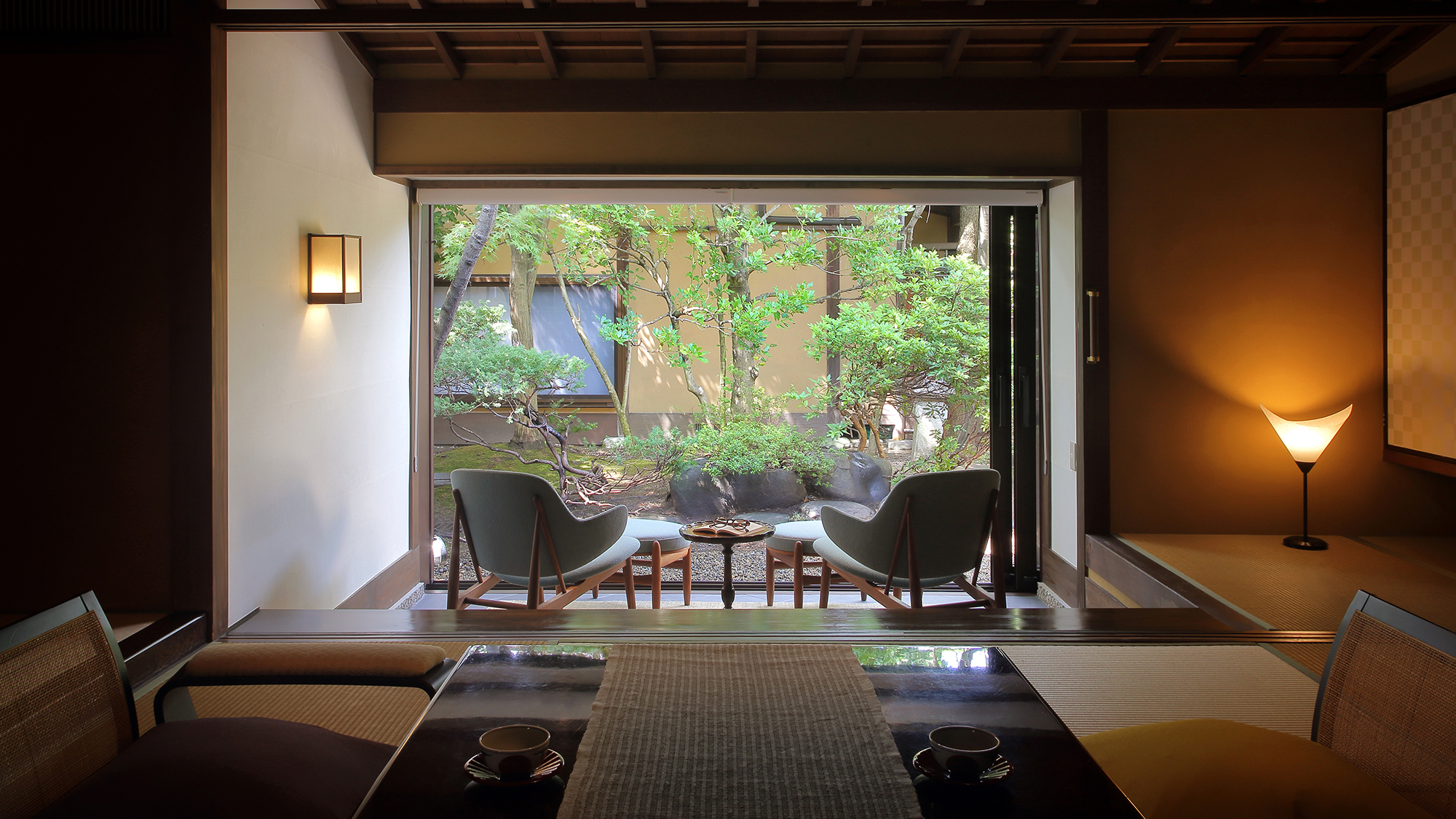 離れ「離塵境」　主室(9.5畳）＋広縁（チェアー＋オットマン）＋温泉半露天風呂