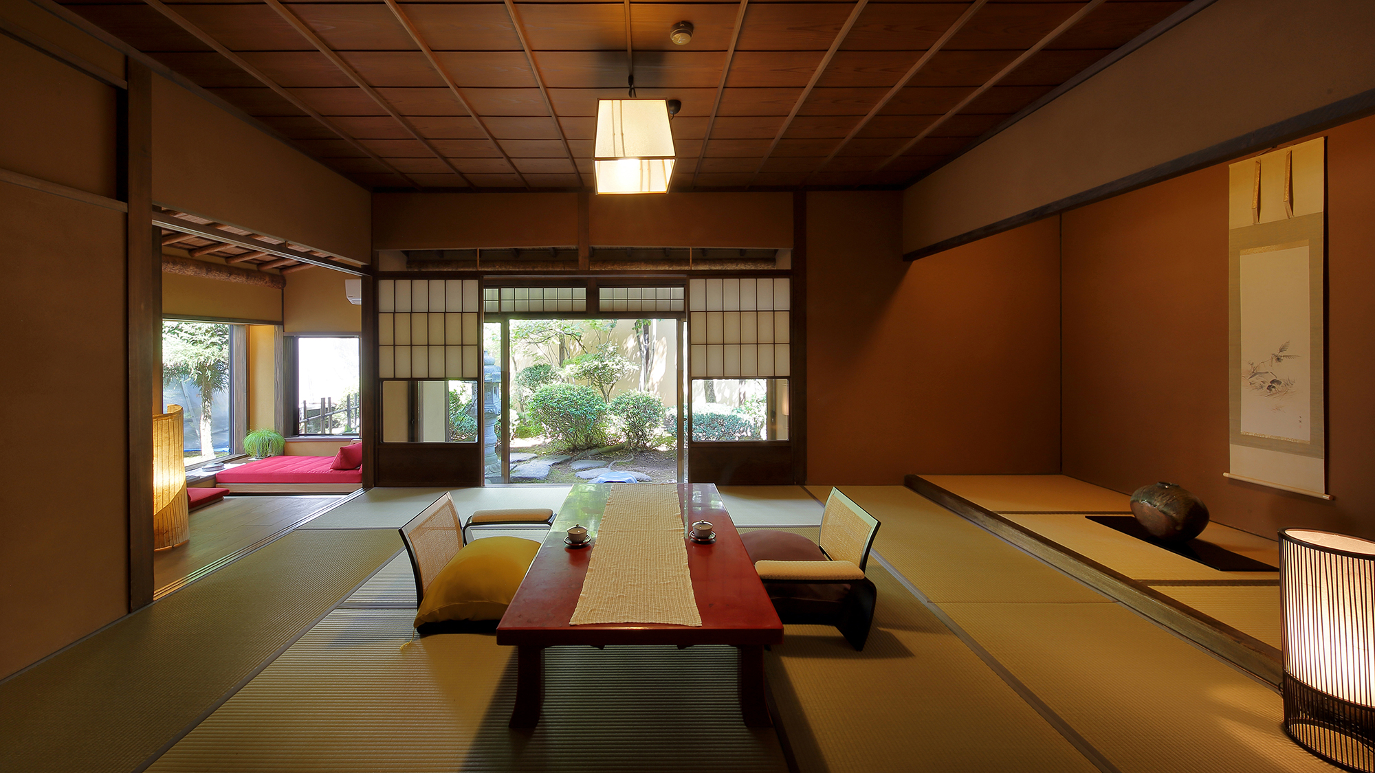 離れ「離塵境」　主室(11.5畳）＋デイベッド＋温泉半露天風呂