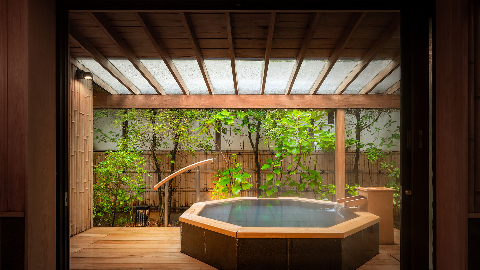 【大浴場】湯に浸ることはもちろん、天童の紅葉を眺めながら、心ほどけていくような安らぎを。