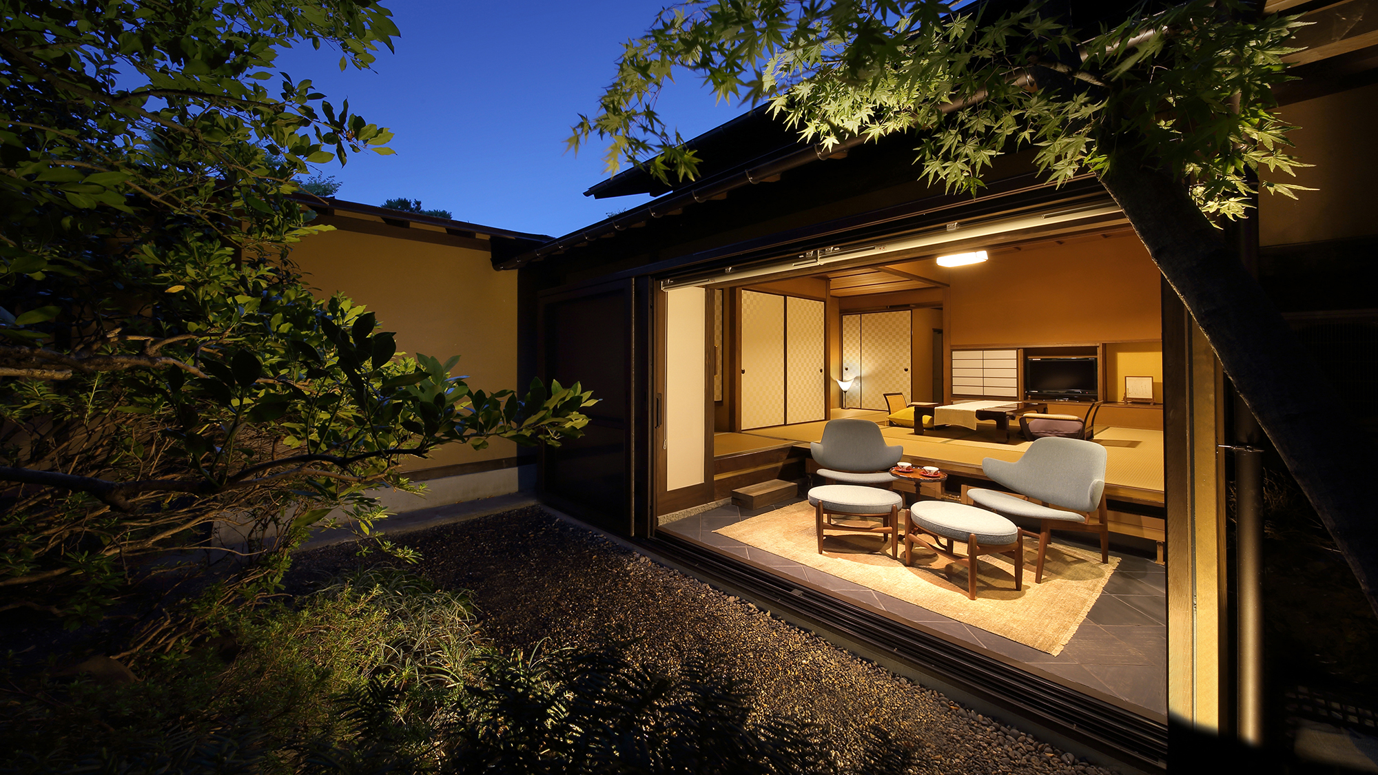 離れ「離塵境」　主室(9.5畳）＋広縁（チェアー＋オットマン）＋温泉半露天風呂