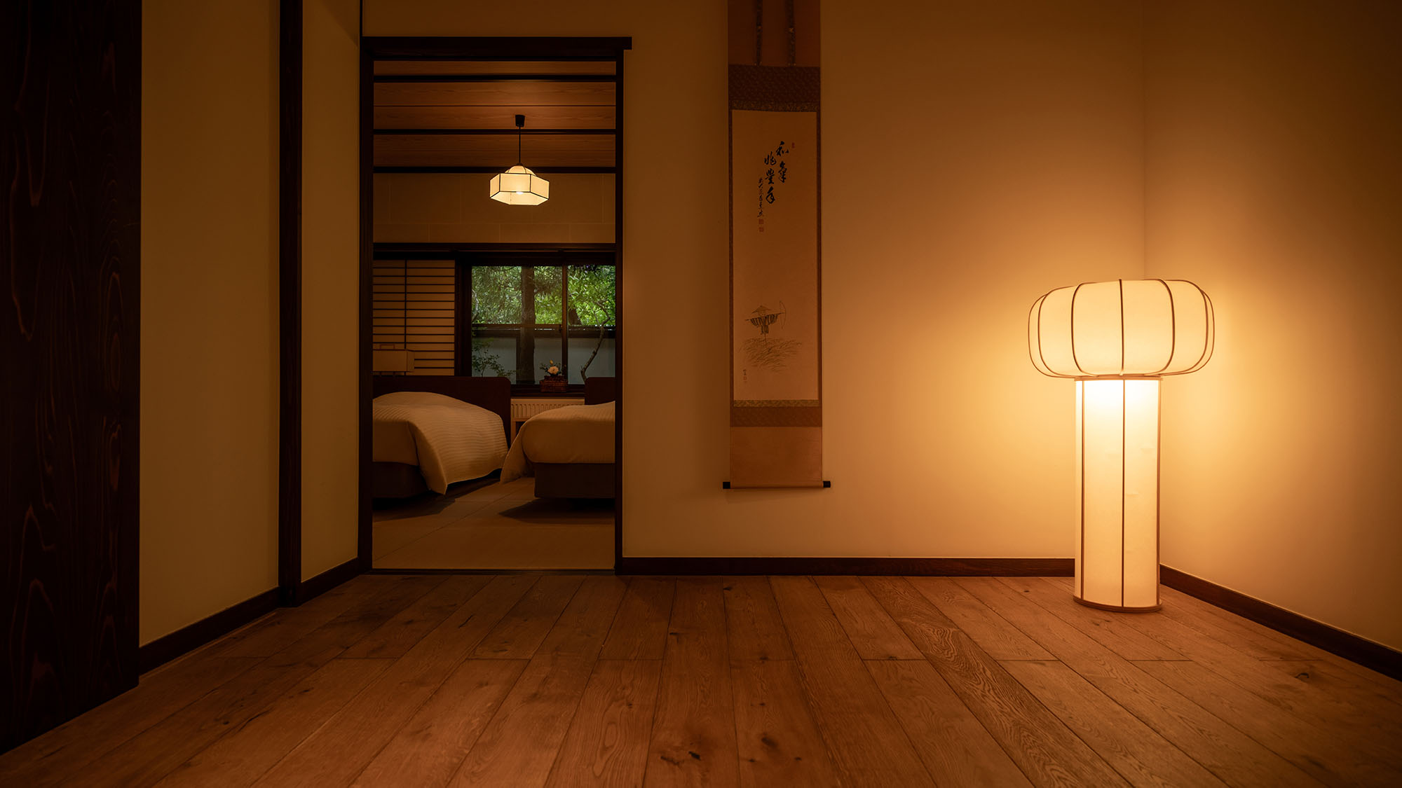 【東亭和スイート-温泉半露天風呂タイプ】ベッドルーム＋ミニキッチン付リビング＋和室