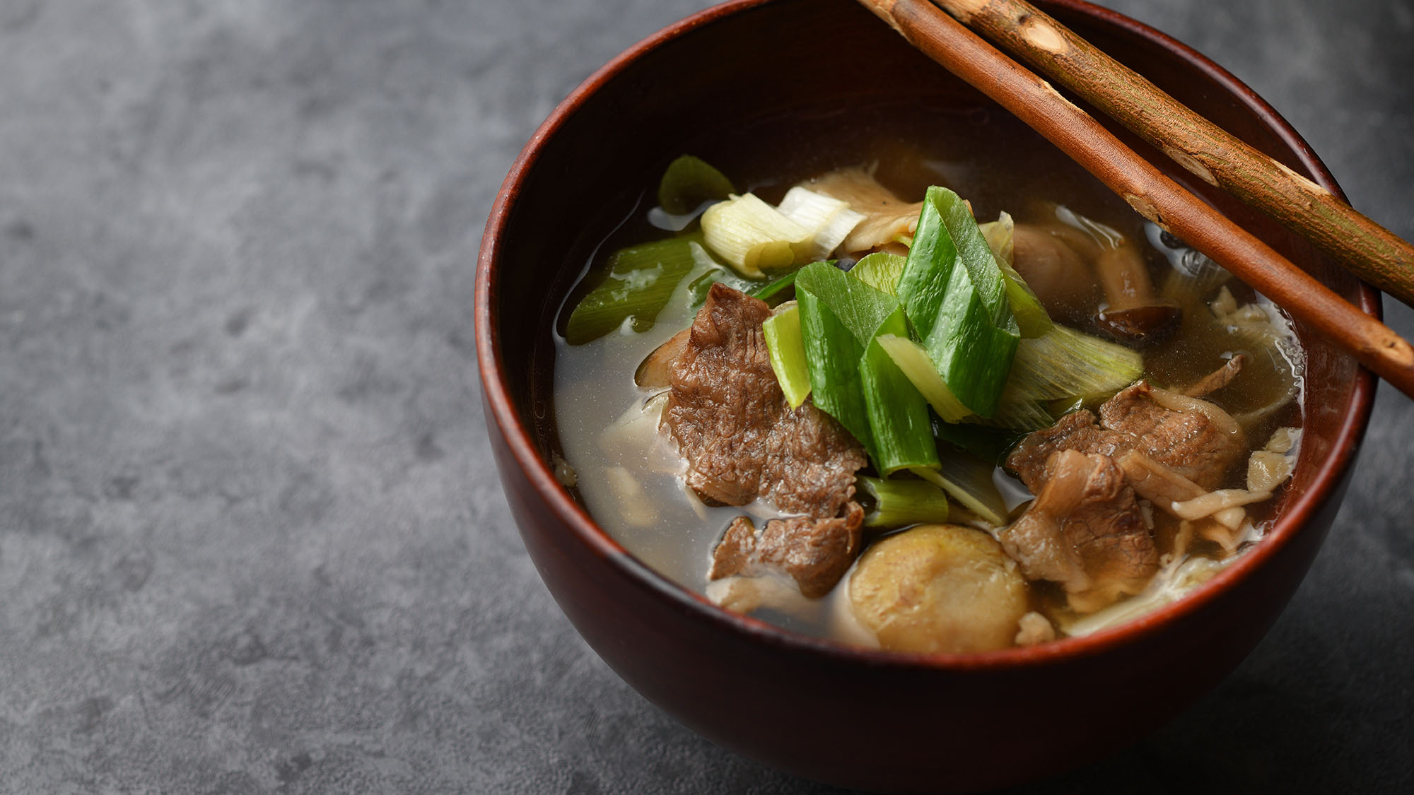 【椀物】山形の伝統野菜「甚五右ヱ門芋」を使った郷土料理「芋煮」