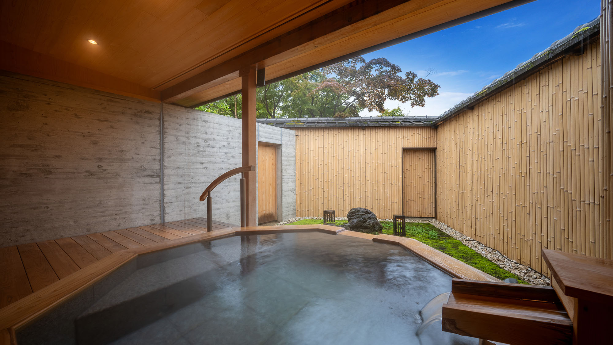 【大浴場】湯に浸ることはもちろん、山形名産「苔」緑を眺めながら、心ほどけていくような安らぎを。