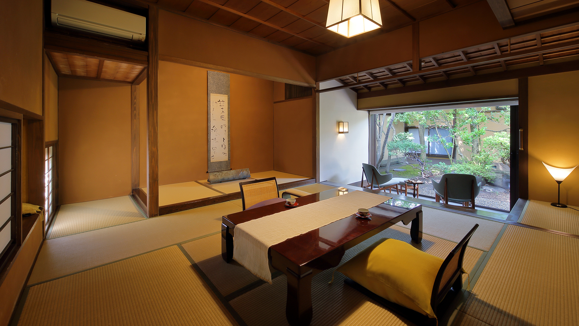 離れ「離塵境」　主室(9.5畳）＋広縁（チェアー＋オットマン）＋温泉半露天風呂