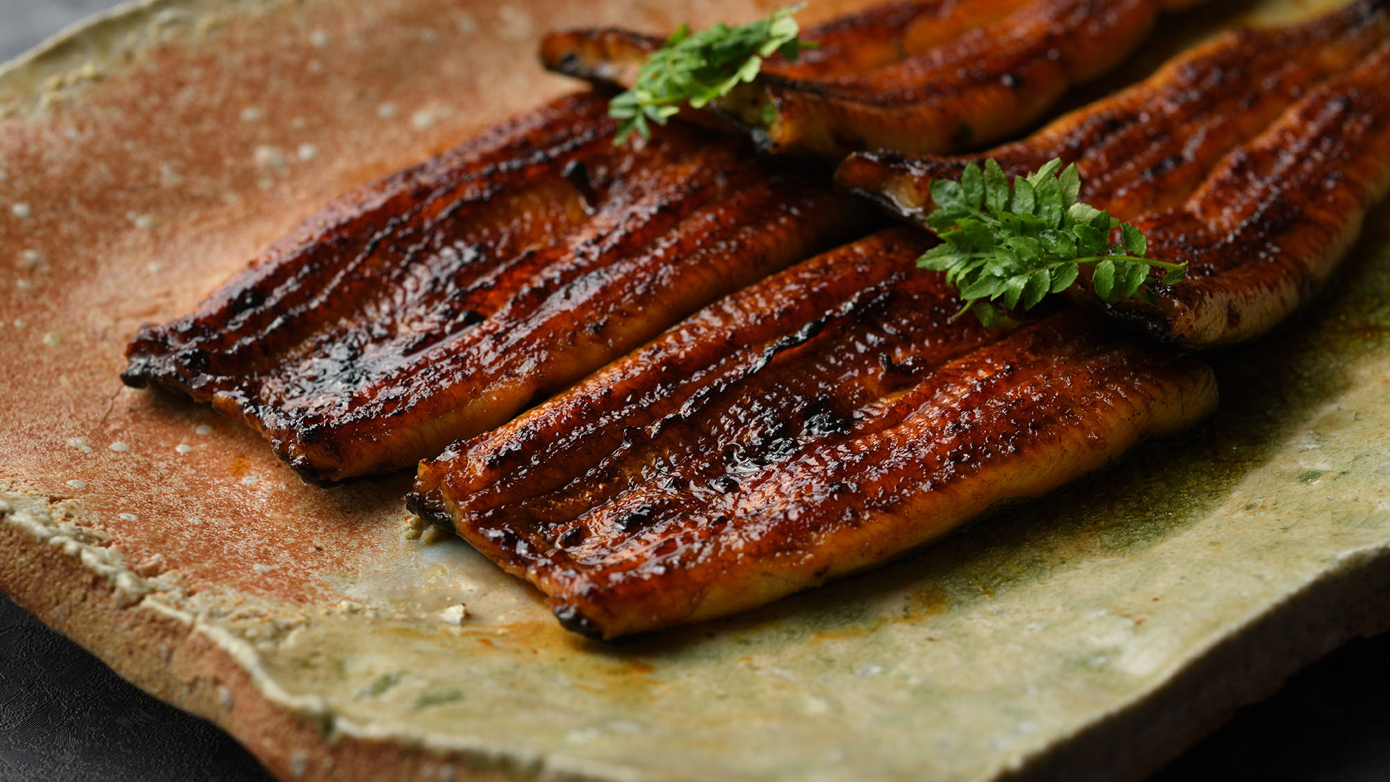 【鰻の蒲焼き】前身の「鰻や」より100余年。一子相伝、六代続く伝統の味。当館のスペシャリテ