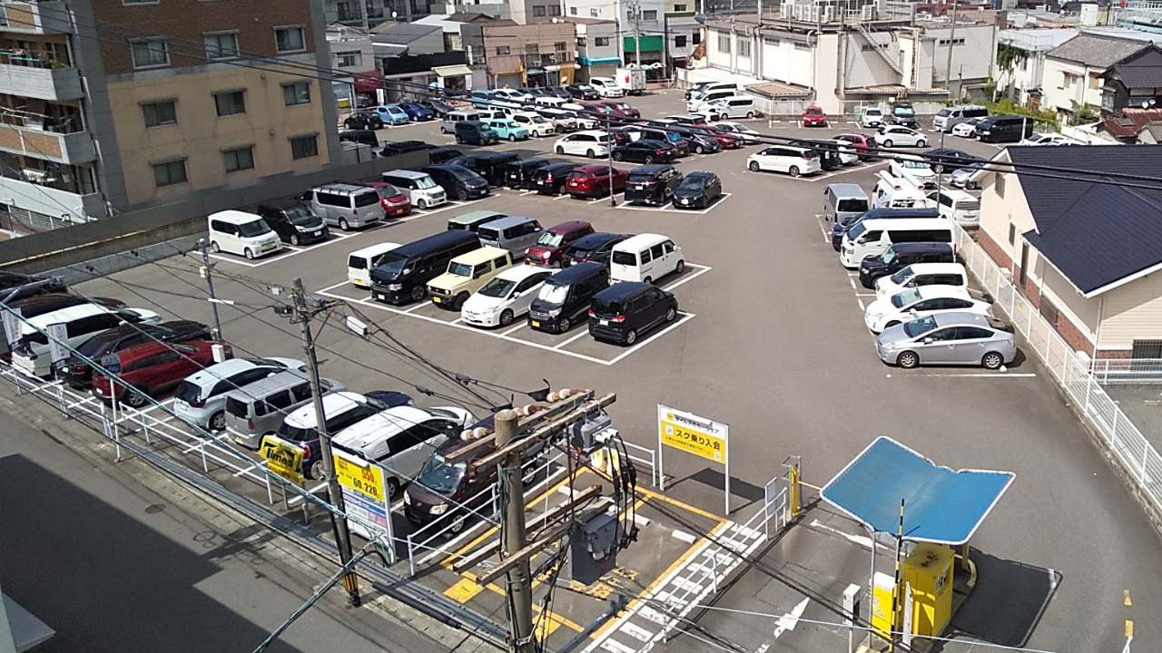 駐車場の収容台数は約120台。先着順となっていますので、満車の際は近隣の有料駐車場をご利用ください。