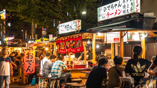 中洲屋台横丁　●西鉄雑餉隈駅➝西鉄薬院駅（乗り換え）地下鉄薬院駅➝地下鉄櫛田神社前下車、徒歩10分