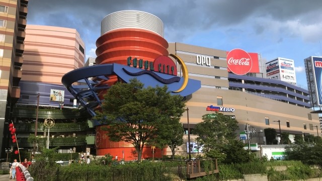 キャナルシティ博多　●西鉄雑餉隈駅➝西鉄薬院駅（乗り換え）地下鉄薬院駅➝櫛田神社前下車、徒歩3分