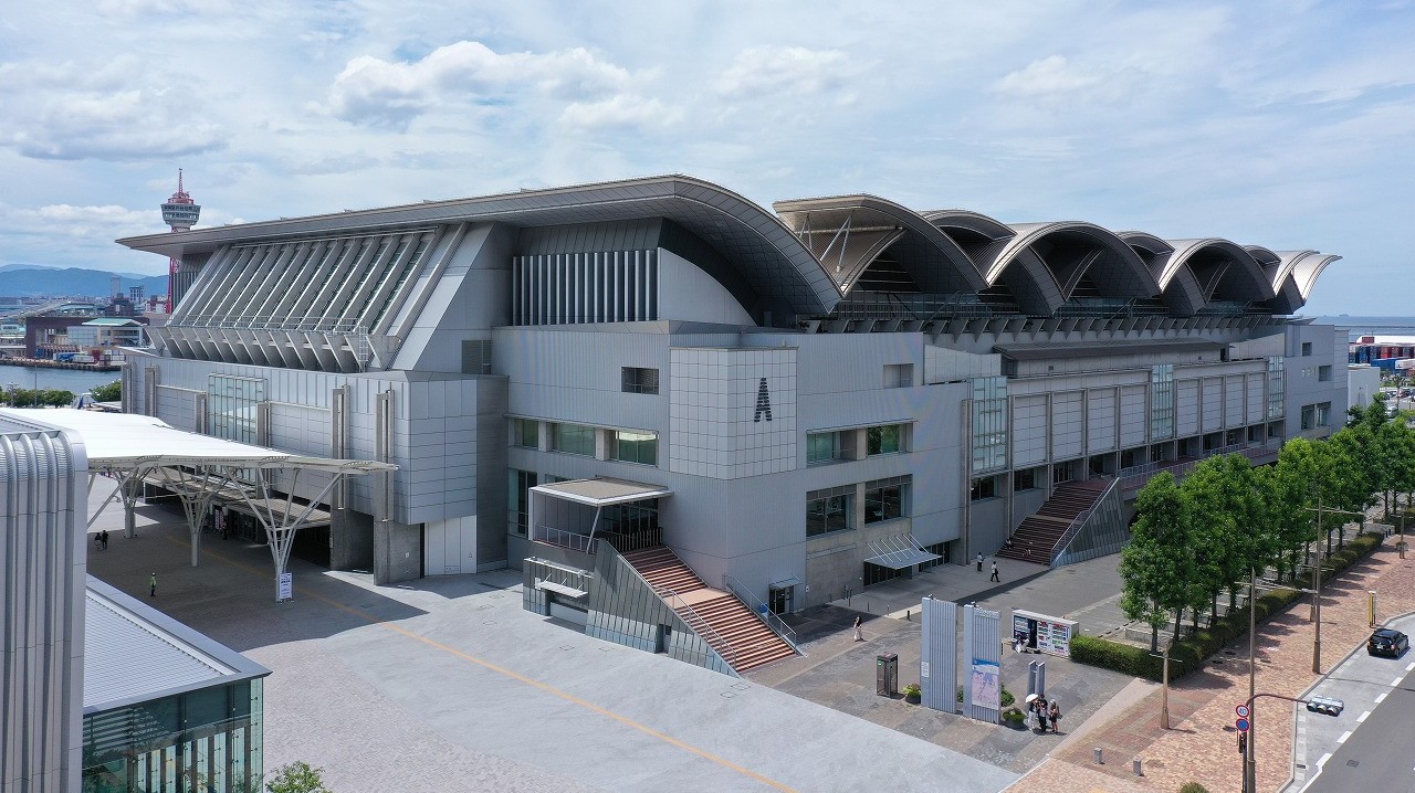 マリンメッセ福岡　●南福岡駅 ➝博多駅 ➝西日本シティ銀行前F乗場 ➝マリンメッセ前下車、徒歩0分