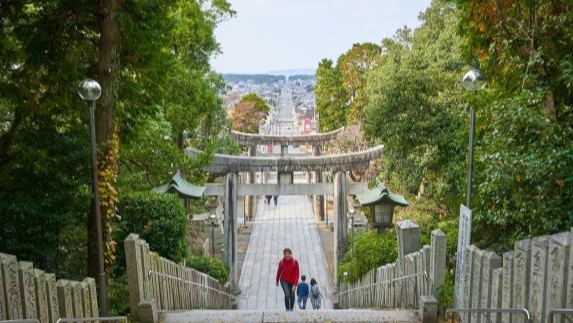 宮地嶽神社　JR南福岡駅 ➝JR福間駅➝福間駅前バス停➝宮地嶽神社前バス停下車、徒歩5分