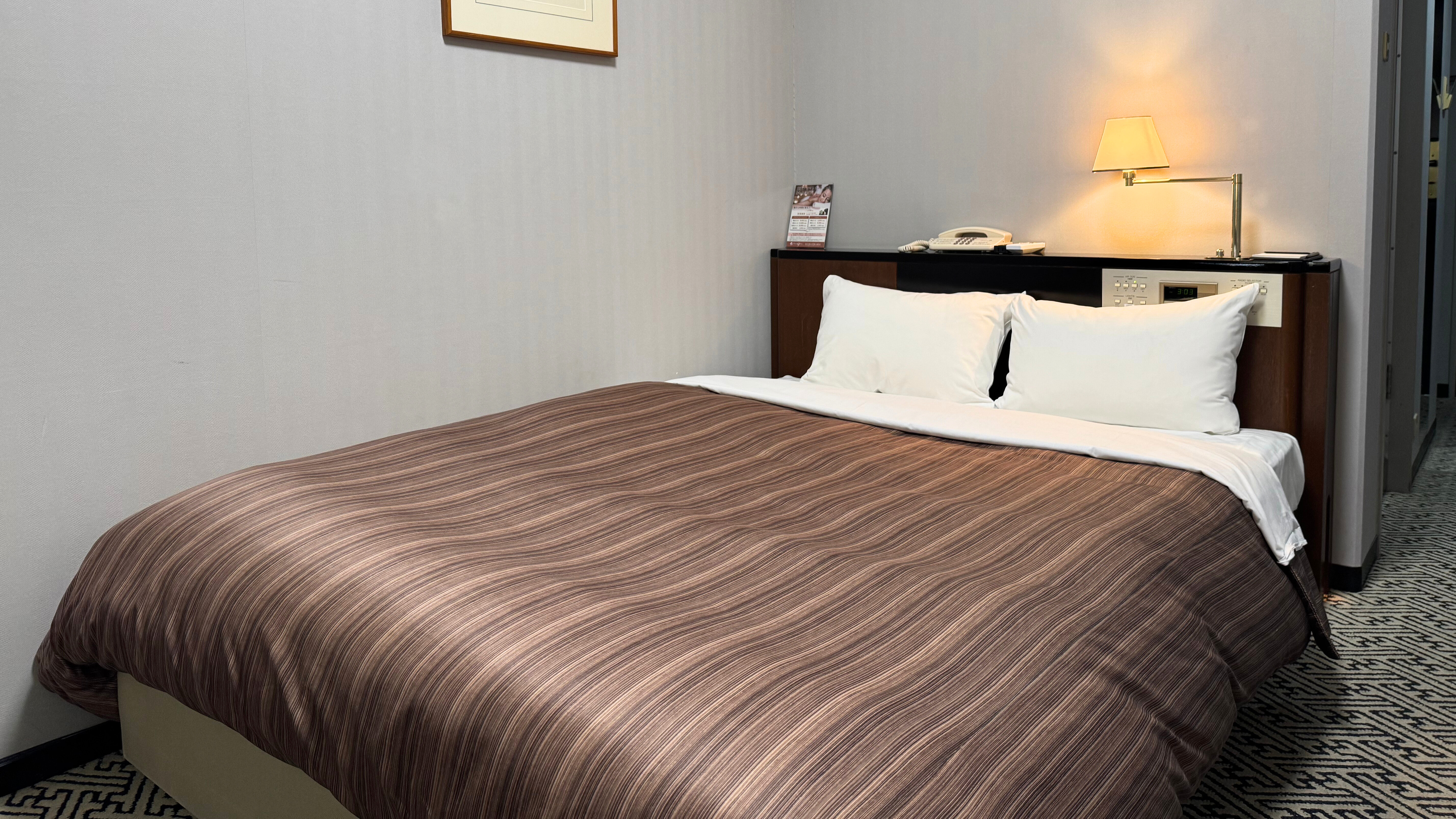 <エコノミーダブルルーム　熊本城側>１６㎡　／ベッド幅１４０cm