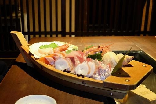 【伊勢エビの鬼殻焼き】スタンダードの金目鯛煮付け＆舟盛りプランに伊勢エビが追加！！