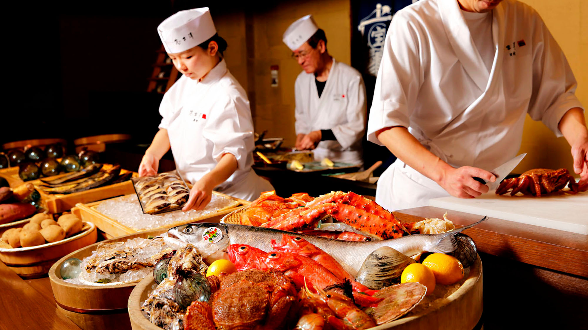 夕食は、北海道の新鮮な山海の幸を炉端焼きスタイルでお召し上がりいただける「志古津」がおすすめ！