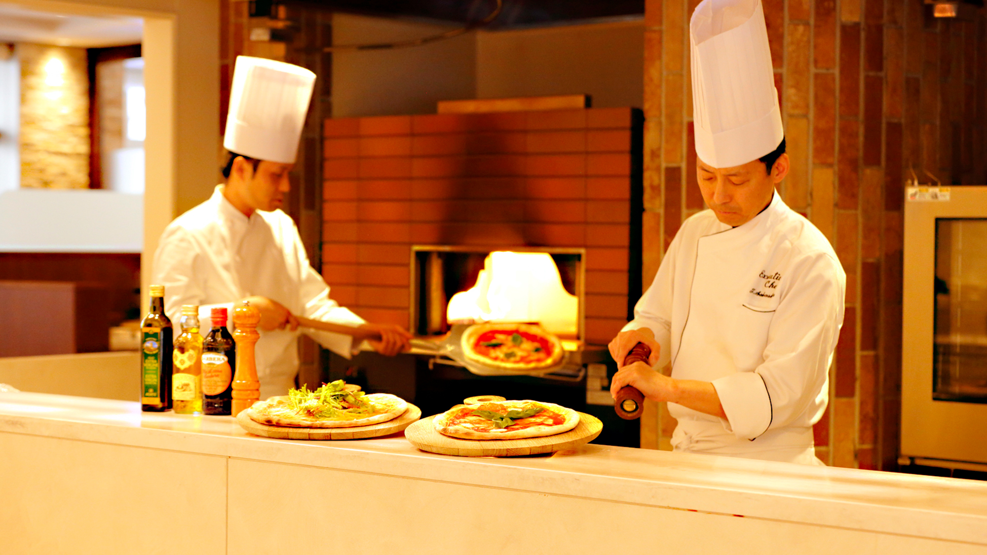 「ハスカップ　ザ・ガーデン」のランチやディナータイムは、店内のピザ窯で焼きたてピザを提供しています。