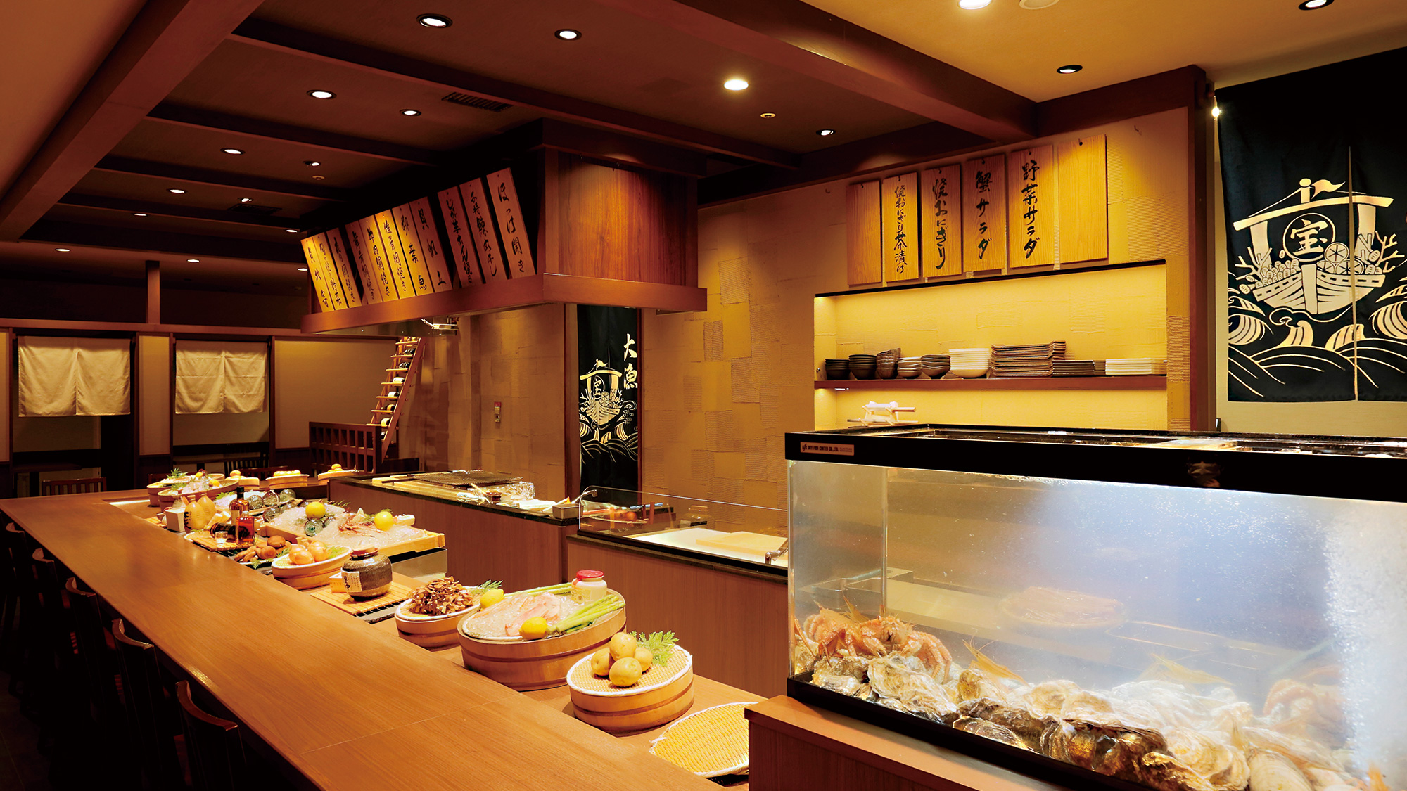 「志古津」店内の水槽には、毛蟹や牡丹海老や雲丹など、旬の食材を通年で取り揃えております。