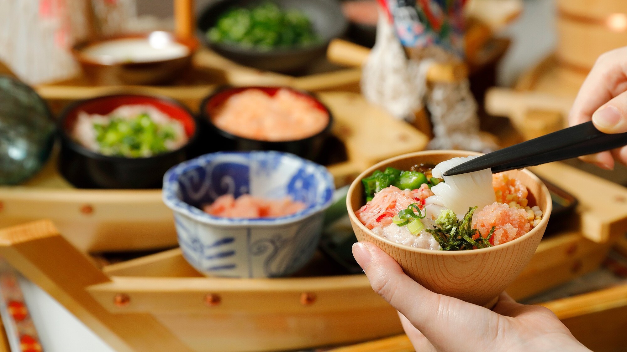 朝食イメージ「なまら丼」コーナー　旬の具剤をご用意しております。