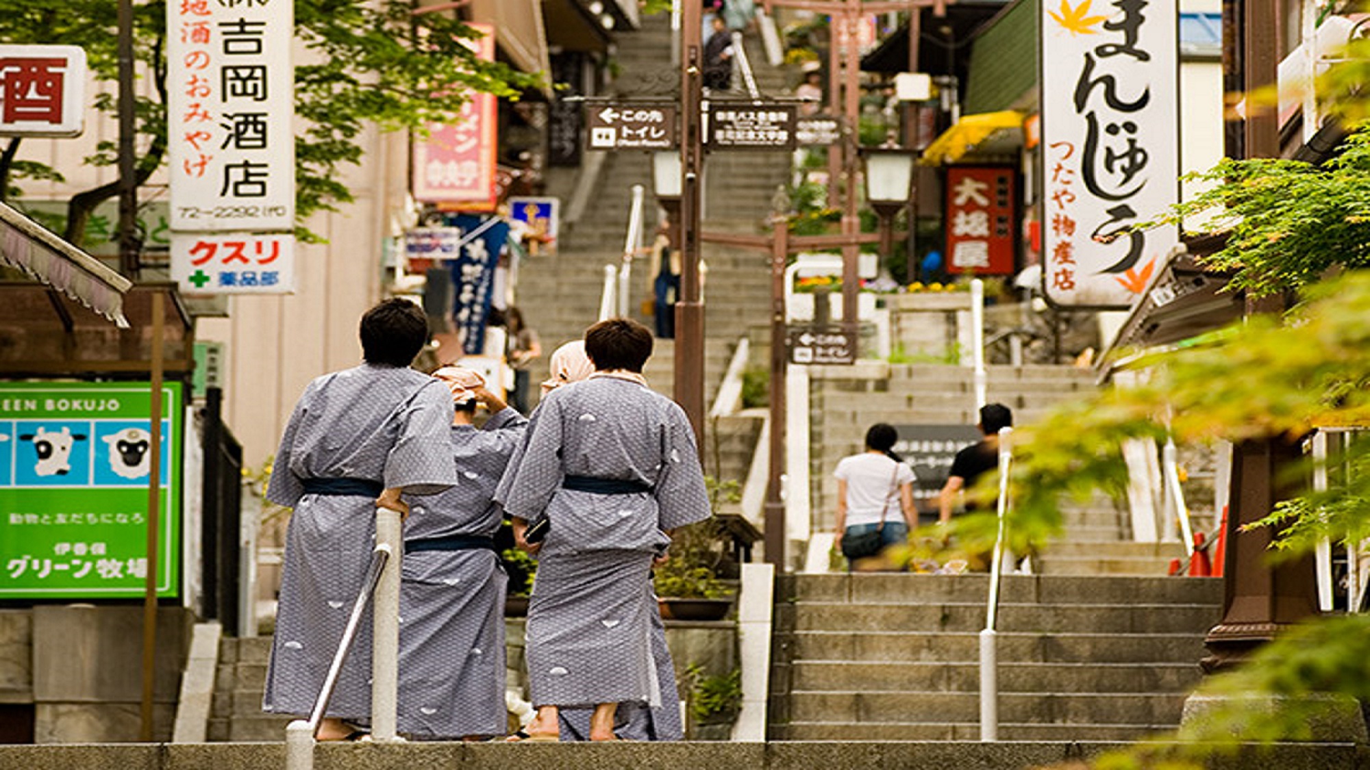 石段街(いしだんがい)　両端におまんじゅうやさんなどのお店が並んでいます