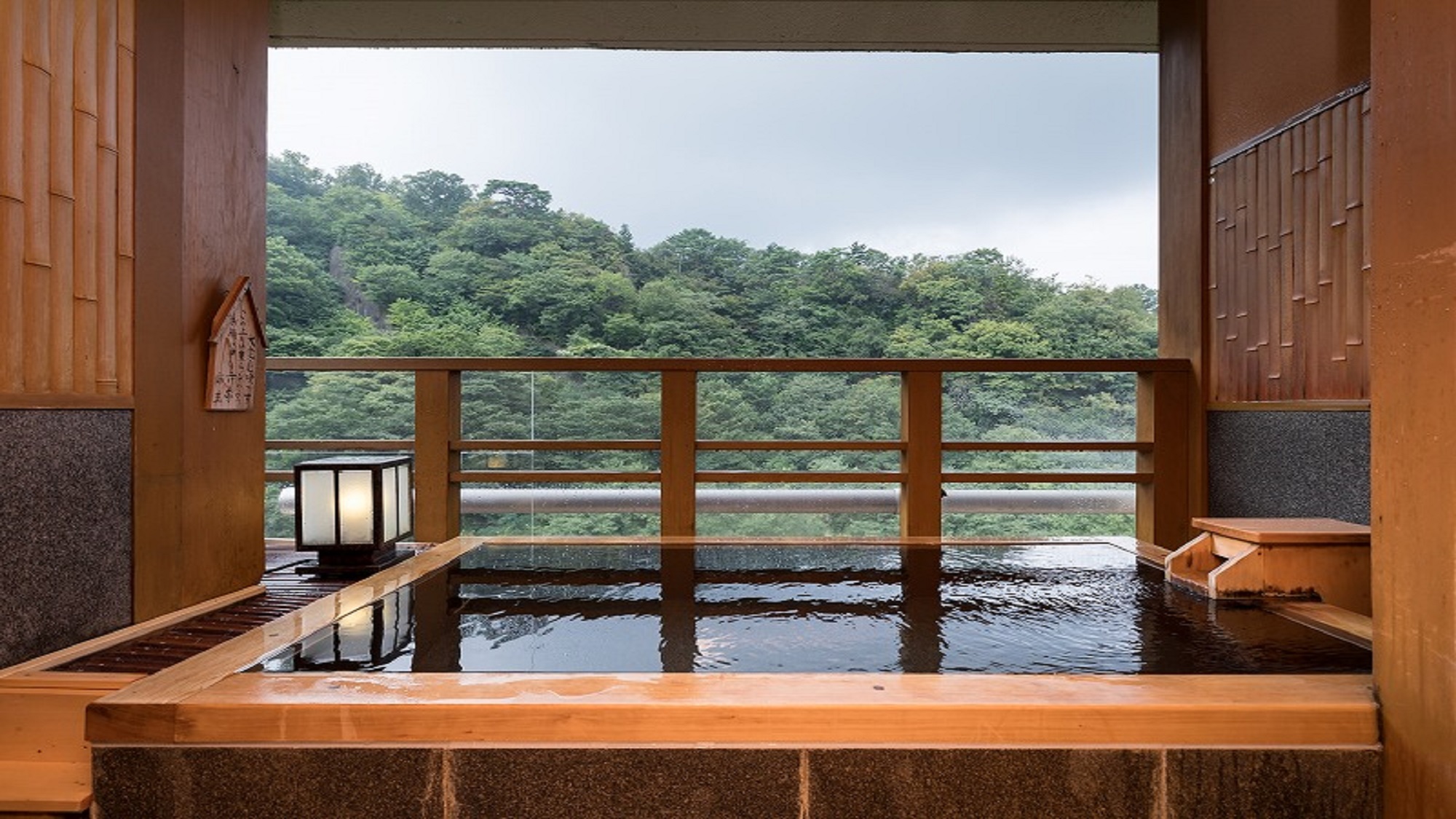 澄んだ空気を味わいながら温泉を楽しんで　露天風呂付客室【別邸そらの庭】竜田(たつた)露天風呂