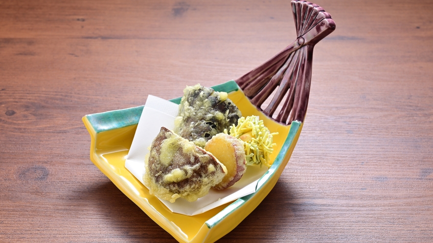 お食事は季節感あふれる手作り料理を夕食、朝食ともに個室でごゆっくりと。