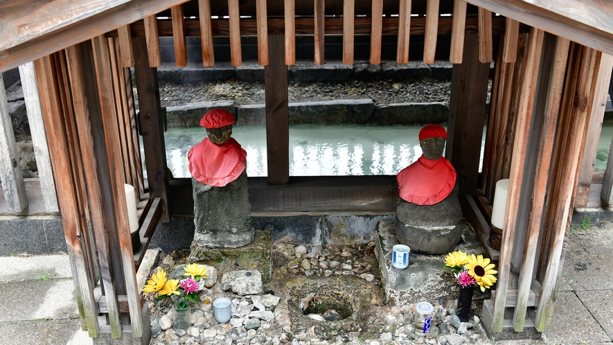 【源泉　地蔵の湯】は宿のとなり。地蔵の湯のシンボルお地蔵様。