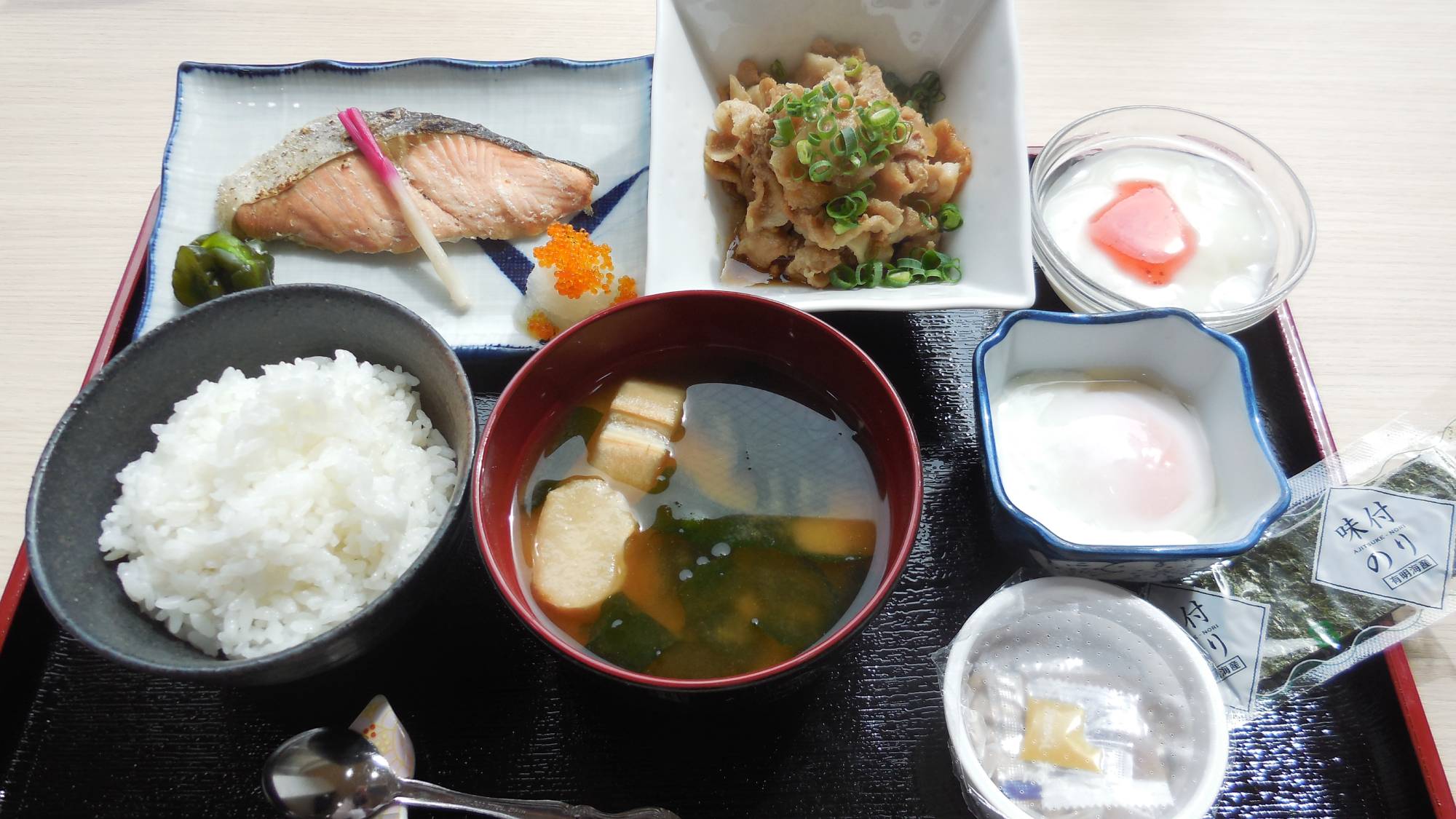 朝食一例：日替わりの和定食