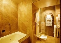 バスルーム  日本式の深い浴槽・タオルフォーマー・バスローブ完備