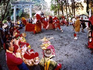 獅子舞は、元禄時代の八代城下の豪商・井桜屋勘七が妙見祭に取り入れたのが始まりと伝えられています。